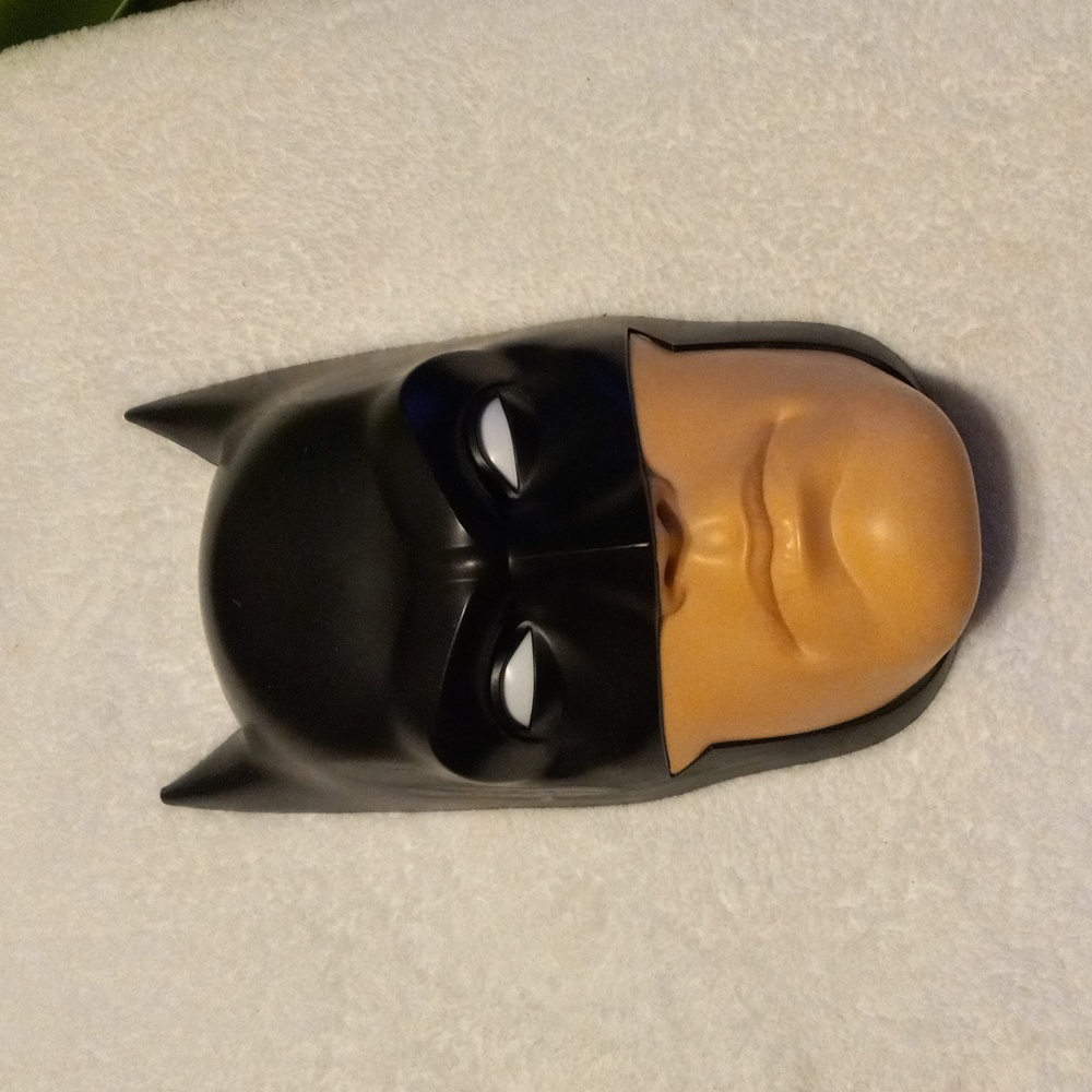 BATMAN LIGHT UP WALL LAMP             3 AA BATTERIES . NO WIRES. IT WORKS.